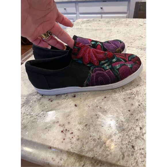 Talam Mexico Embroidered Black Floral Slip On Sneakers sz 10 EUC - Picture 2 of 5